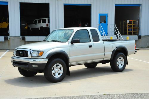 2003 tacoma ext cab / 5 speed / 4x4 / 2.7 engine / new michelin tires / like new