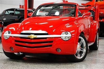 2004 chevrolet ssr 9,000 miles chromes boards bose perfect 10 in all respects !!