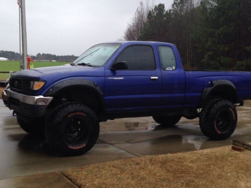 Lifted tacoma , v6,5 speed, general grabbers ,m/t wheels no frame rust from nc