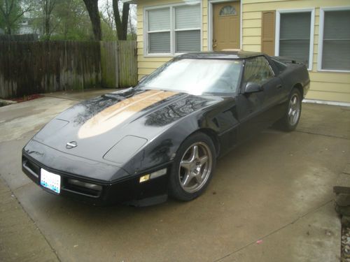 1986 chevy corvette black with gold  runs great