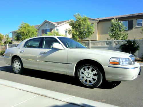 Excellent condition only 29k miles 2005 lincoln town car signature limited in ca