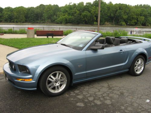 One owner low mileage  2006 mustang gt convertible. adult female driven.