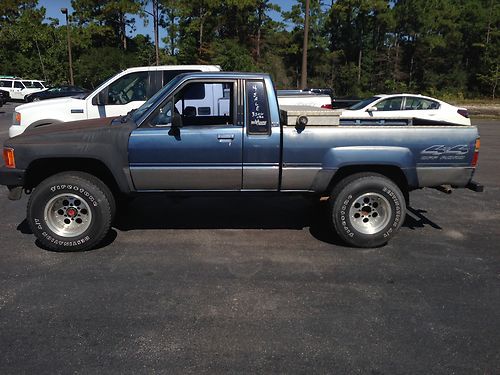 1988 toyota pickup 4x4 and 4 cylinder hunters special