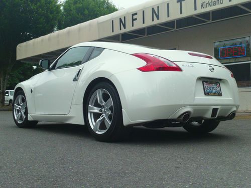 2011 nissan 370z 6 speed **only 3000 low miles, time capsule flawless**