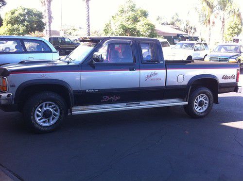 1992 dodge dakota medium size truck with extended cab, 4x4 automatic, long bed