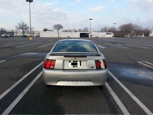 2000 ford mustang, 2 door, leather interior, good conditon, silver, v6,