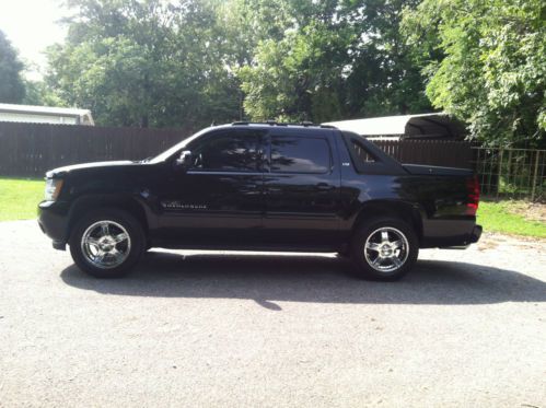 Chevrolet avalanche ltz 5.3 l black custom 20 wheels , new michelin tires