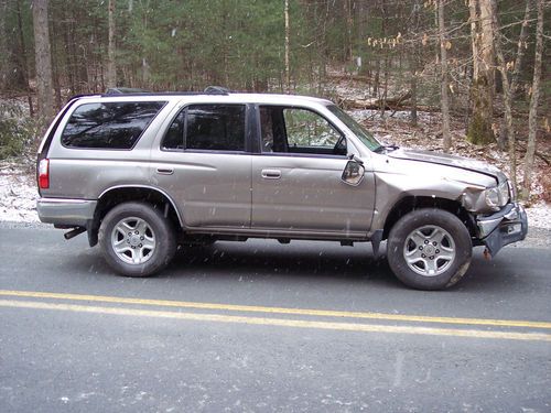 2001 toyota 4 runner, wrecked, still runs and drives, clean title!! no reserve!!