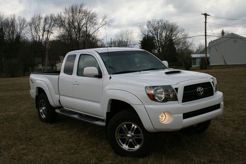 2011 toyota tacoma extended cab- trd package- 8,764 miles- $27,900