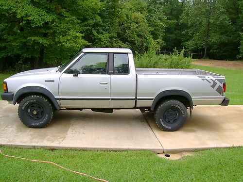 You are bidding on a 1986 nissan 4wd pickup