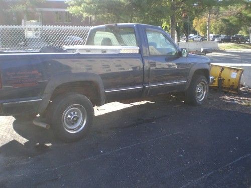 2000 chevy k2500 pick up truck with the plow four wheel drive