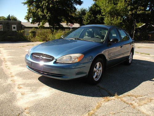 Very nice 2002 taurus in excellent condition.