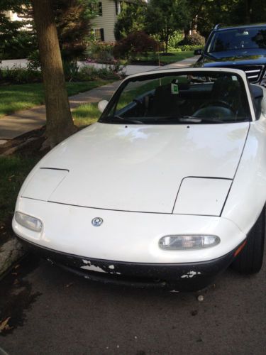 It&#039;s white  in a good condition ,2d convertible