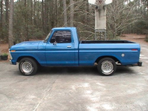1976 ford f-series custom new paint 302 with 136,000 original miles 3 speed