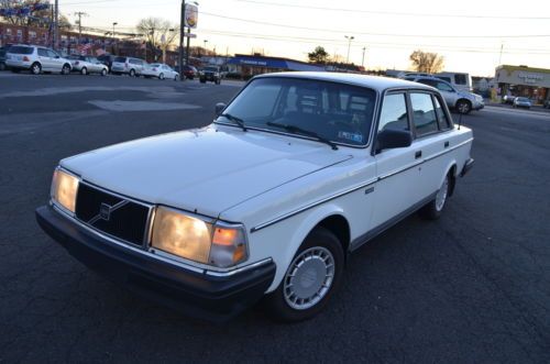 1989 volvo 240 5 speed manual , books and records no reserve