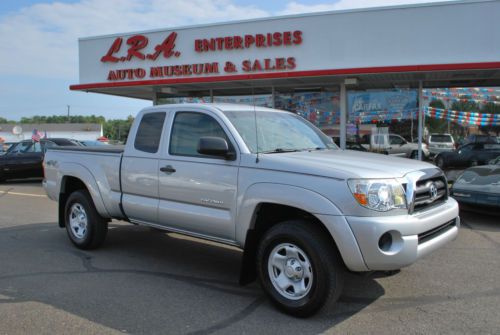 Toyota tacoma xtra cab 4x4 one owner clean carfax perfect condition w/ warranty
