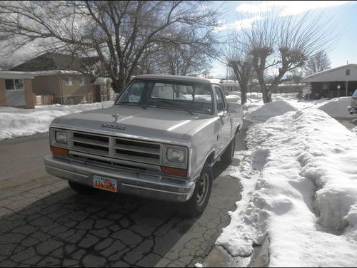 Awesome rust free d/w 100 short box 4x4! manual trans 318 v8! low miles!