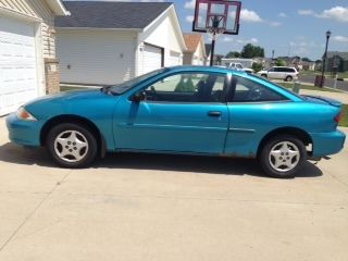 2000 chevrolet cavalier base coupe 2-door 2.2l sliding sunroof and spoiler