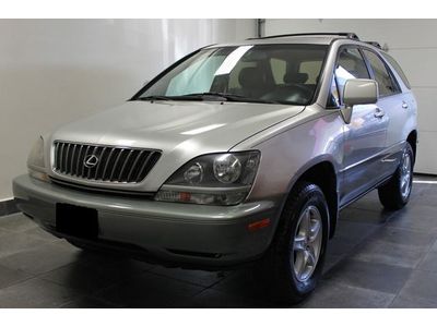 Awd - showroom condition - heated leather seats - moonroof - driver's memory