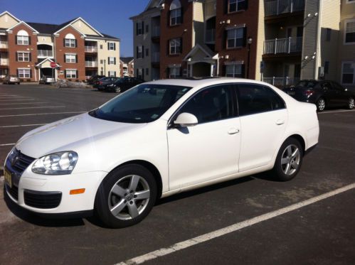 2009 jetta in great condition, 60,000 miles, sun roof and leather seats