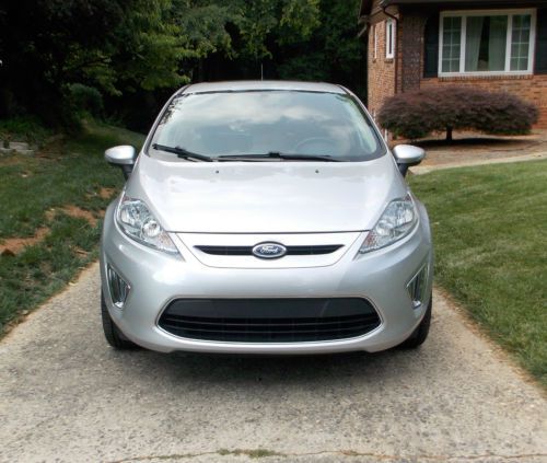 2011 ford fiesta ses - fully loaded - leather/moonroof/push button start