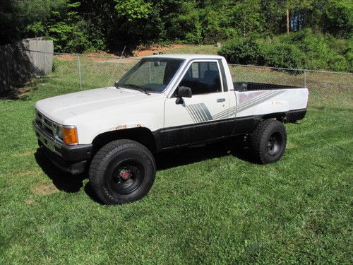 1987 toyota 4x4 truck 22r carb 5 speed m/t alum wheels &amp; nice tires **look**