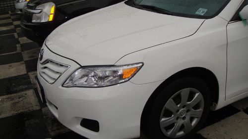 White 2010 toyota camry le sedan 68k miles! finance with $2500 downpayment!!!