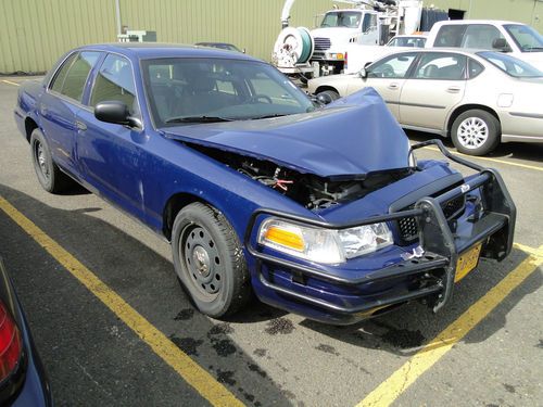 2010 ford crown victoria- non op - totaled! salvage title! - tow or haul away