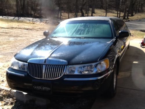 Lincoln limousine, low miles and clean car fax