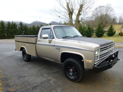 1986 chevy 4x4 work truck with a utility bed