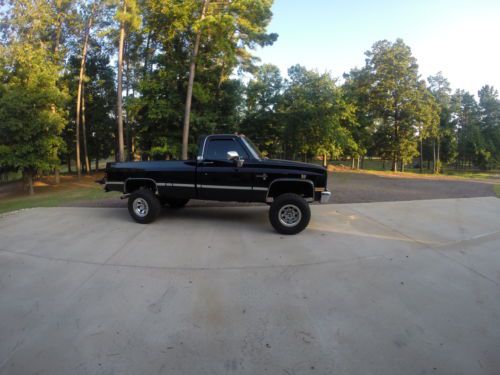Chevrolet 3500 4x4 black 25000 miles