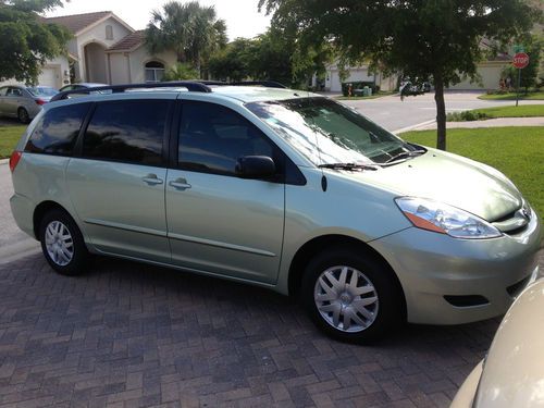 2009 toyota sienna le 8  passenger van 3.5l leather and tv