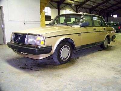 No reserve - 240 sedan - uncommon condition - check out the pictures