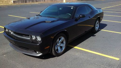2011 dodge challenger rt 6 speed! only 7k miles! like new factory warranty!