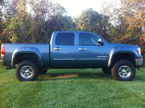 Lifted 2008 gmc sierra nfl edition sle crew cab low miles!!