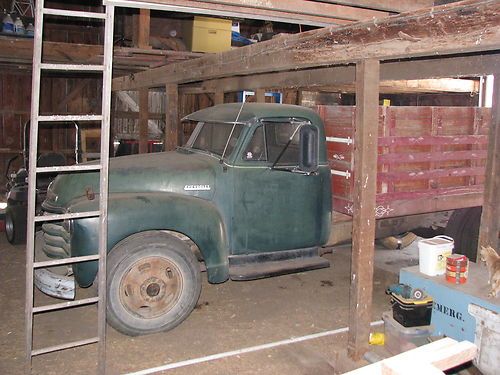 1952 chevrolet 6400 dump truck with grain tight grain box and hydraulic hoist