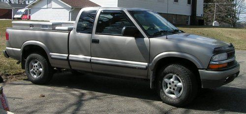 2001 chevy ls ext. cab 4x4 v6 s10 truck low miles 78000