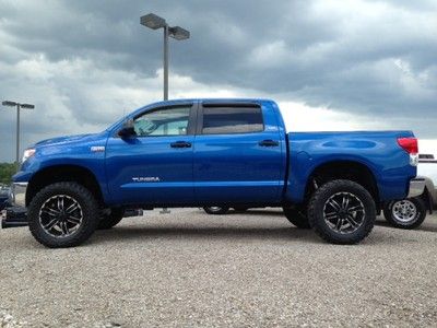 *lifted* tundra with *brand new* 6" lift, 20" wheels &amp; tires! one owner! roof!