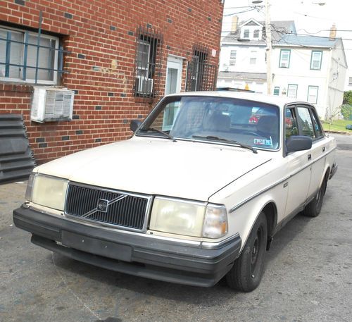 1987 volvo 240 dl  5 speed manual only 150k miles-engine runs great
