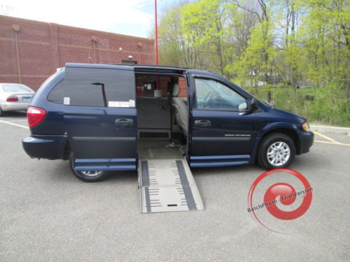 2005 dodge grand caravan with power wheel chair lift and removeable front seats