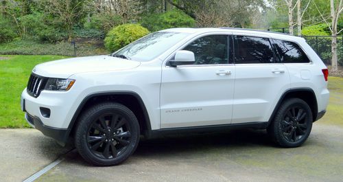 2013 jeep grand cherokee 5.7l altitude white limited edition with 600 miles