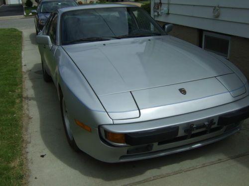 Porsche 944 low reserve