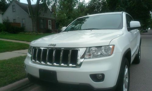 Jeep: grand cherokee laredo x 2013 white