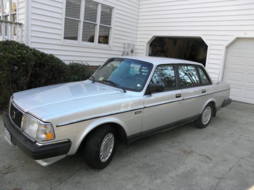 1991 volvo 240/ southern car/ only 120k / everything works/ sunroof &amp; cupholders