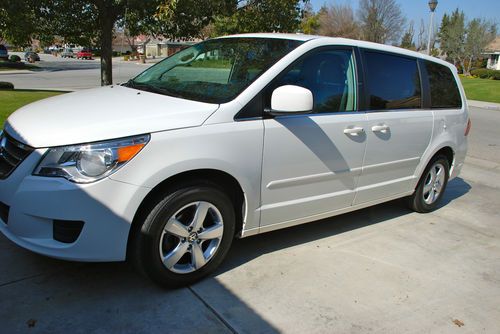 2009 white vw routan loaded with gray leather interior, dvd, nav, rear camera