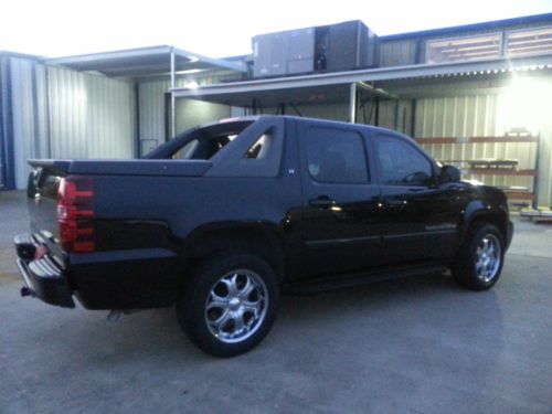 2007 chevrolet avalanche excellent conditions... low miles  only 81k