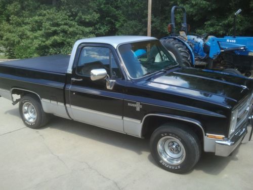 This is a1985 chevy 6.2 diesel swb ,truck, black in color