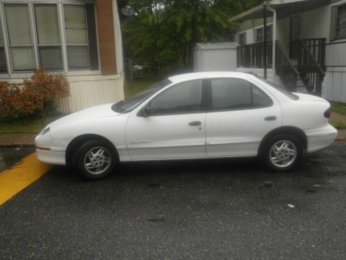 White 1998 pontiac sunfire (no major issues, title in hand)