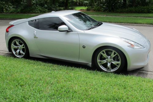 Nissan 370z touring silver 2009 like new coupe