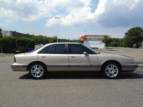 1995 oldsmobile delta 88 good running car. good for commuting or first car.